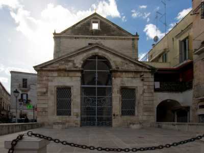 Il tempio, leggermente sopraelevato su un sagrato, si presenta con una semplice facciata in tufo segnata da un grande ingresso ad arco e sormontata da un timpano triangolare